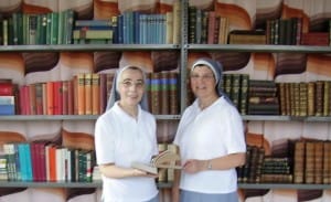 Due suore della carità in biblioteca